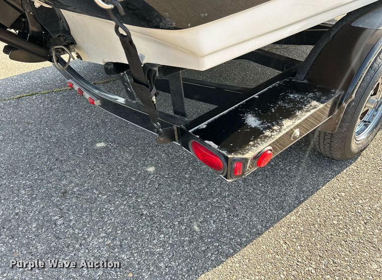 image for item MD9021 2004 Crownline 202 BR  boat