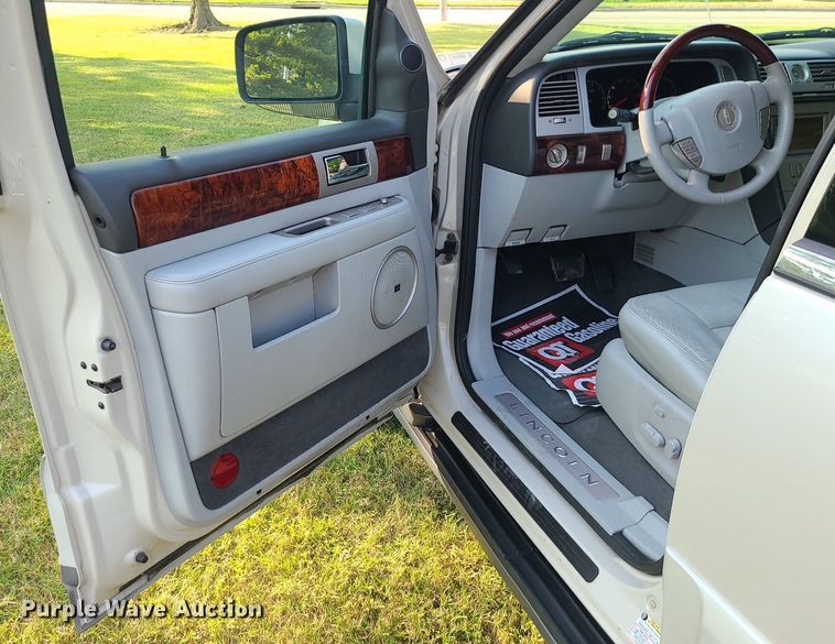 image for item MJ9296 2004 Lincoln Navigator  SUV