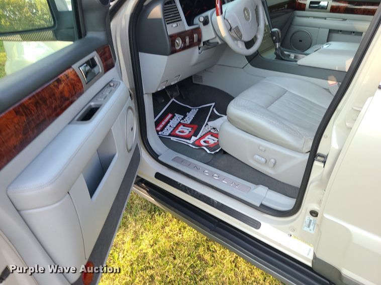 image for item MJ9296 2004 Lincoln Navigator  SUV