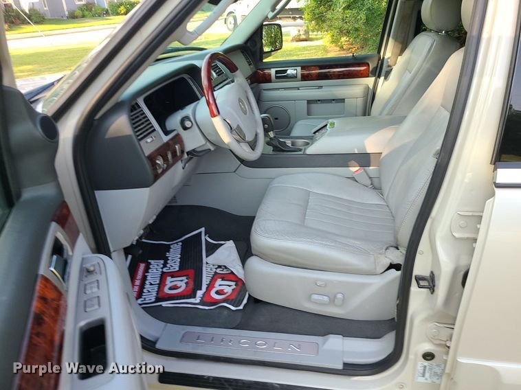 image for item MJ9296 2004 Lincoln Navigator  SUV