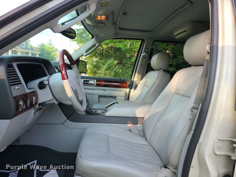image for item MJ9296 2004 Lincoln Navigator  SUV