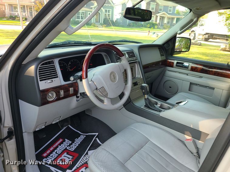 image for item MJ9296 2004 Lincoln Navigator  SUV