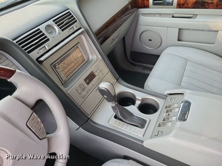 image for item MJ9296 2004 Lincoln Navigator  SUV