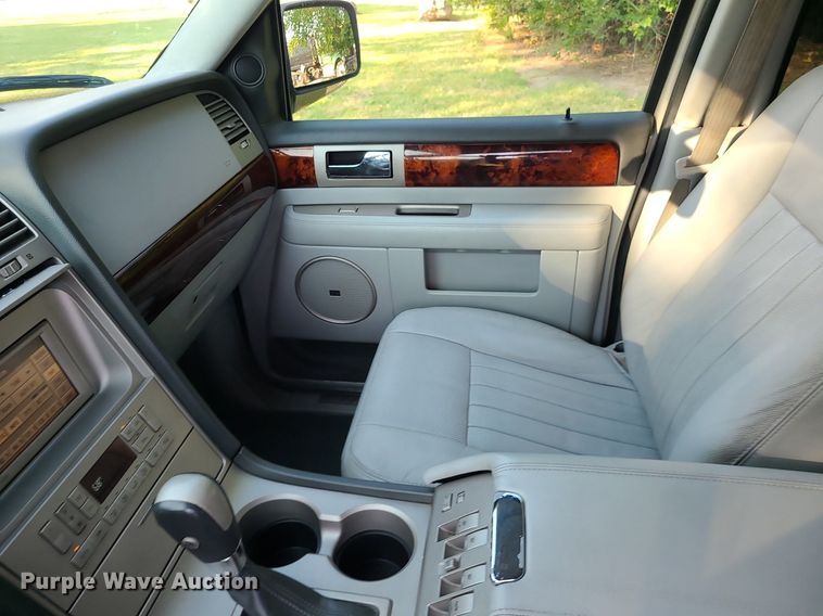 image for item MJ9296 2004 Lincoln Navigator  SUV