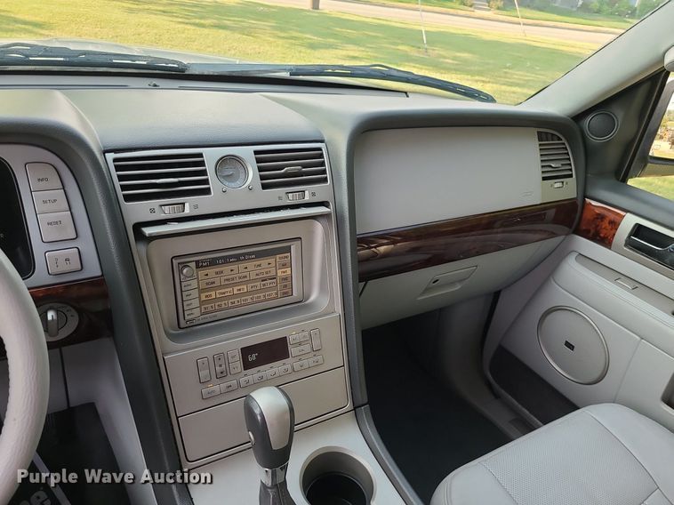 image for item MJ9296 2004 Lincoln Navigator  SUV