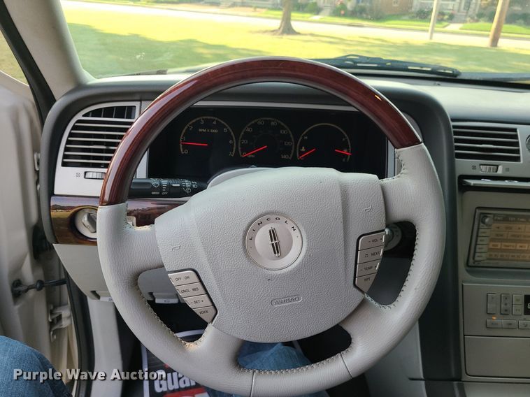image for item MJ9296 2004 Lincoln Navigator  SUV