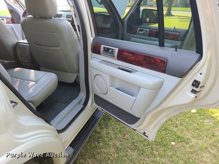 image for item MJ9296 2004 Lincoln Navigator  SUV