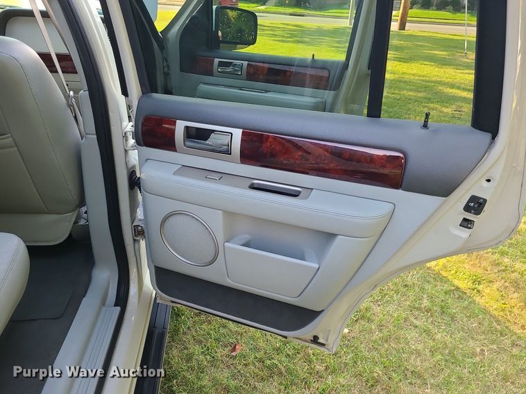 image for item MJ9296 2004 Lincoln Navigator  SUV