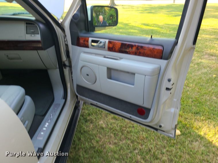 image for item MJ9296 2004 Lincoln Navigator  SUV