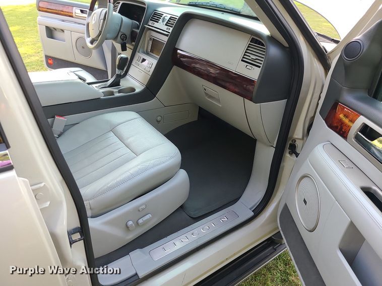 image for item MJ9296 2004 Lincoln Navigator  SUV