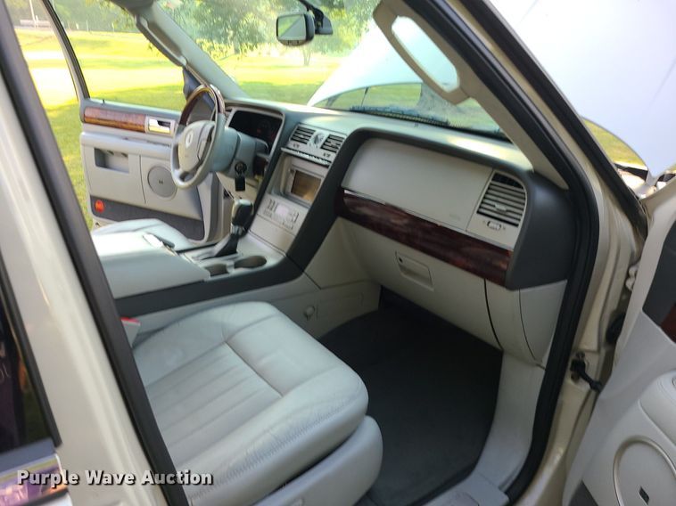 image for item MJ9296 2004 Lincoln Navigator  SUV
