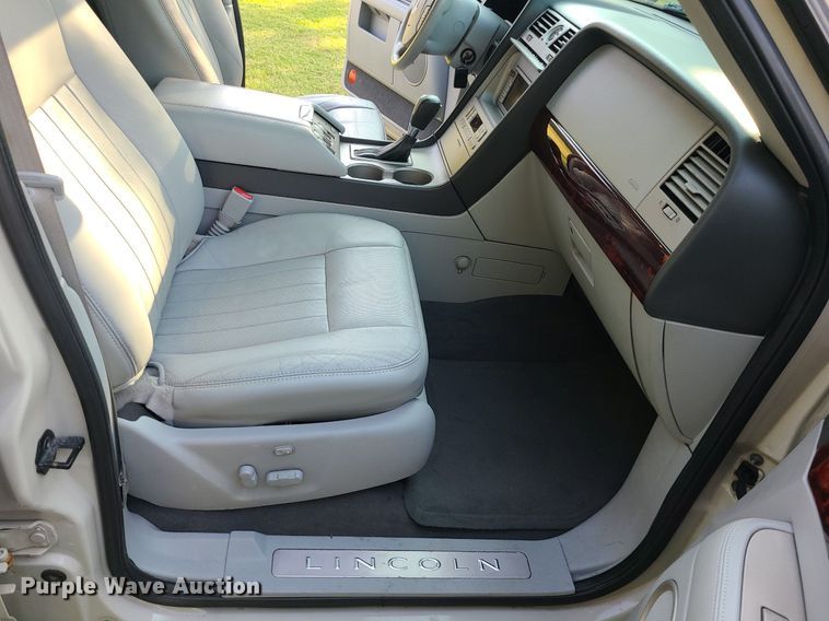 image for item MJ9296 2004 Lincoln Navigator  SUV