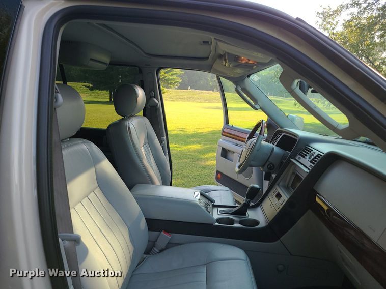 image for item MJ9296 2004 Lincoln Navigator  SUV