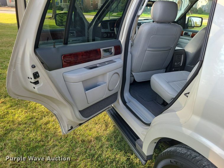 image for item MJ9296 2004 Lincoln Navigator  SUV