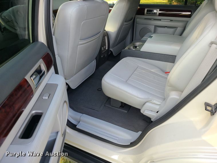 image for item MJ9296 2004 Lincoln Navigator  SUV
