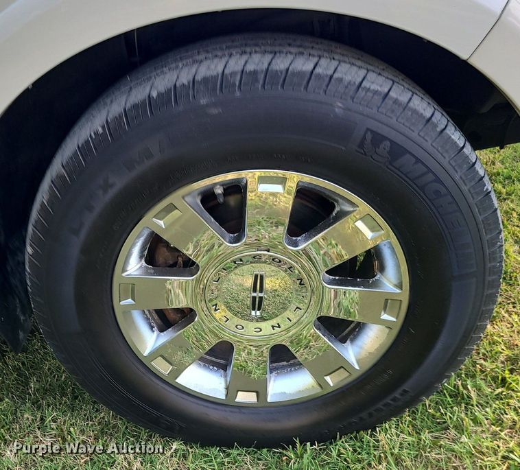 image for item MJ9296 2004 Lincoln Navigator  SUV