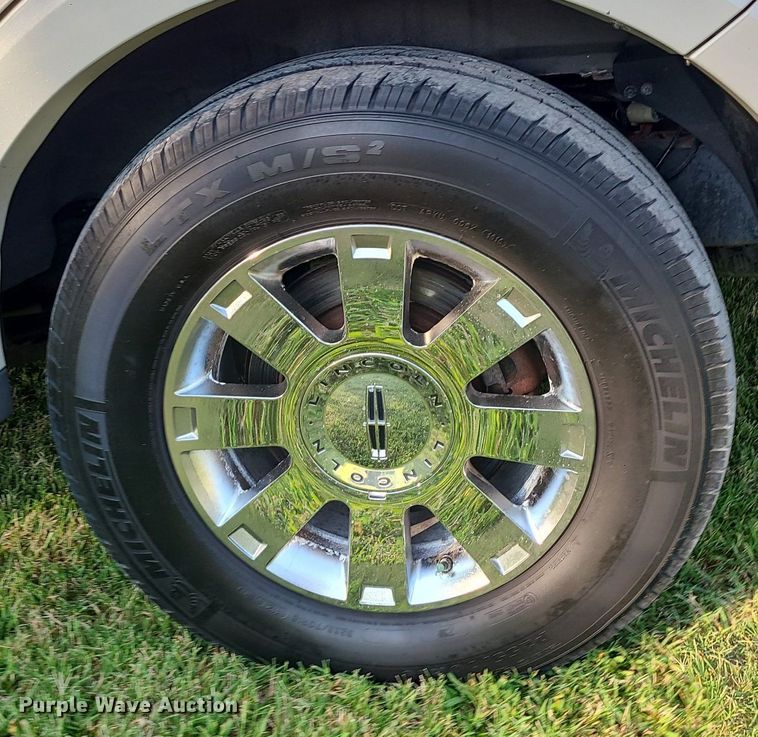 image for item MJ9296 2004 Lincoln Navigator  SUV