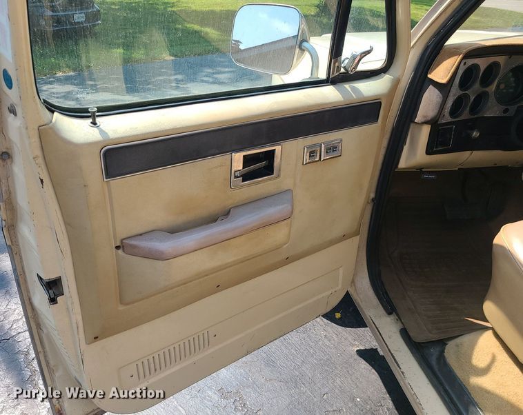 image for item MJ9298 1985 GMC K1500 High Sierra  pickup truck