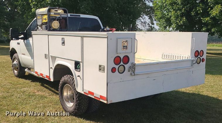 image for item MJ9303 2004 Ford F350 Super Duty  utility bed pickup truck