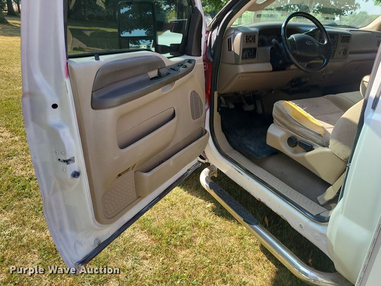 image for item MJ9303 2004 Ford F350 Super Duty  utility bed pickup truck