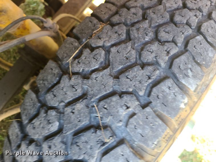 image for item MJ9303 2004 Ford F350 Super Duty  utility bed pickup truck