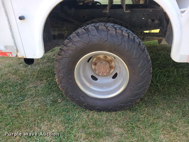 image for item MJ9303 2004 Ford F350 Super Duty  utility bed pickup truck