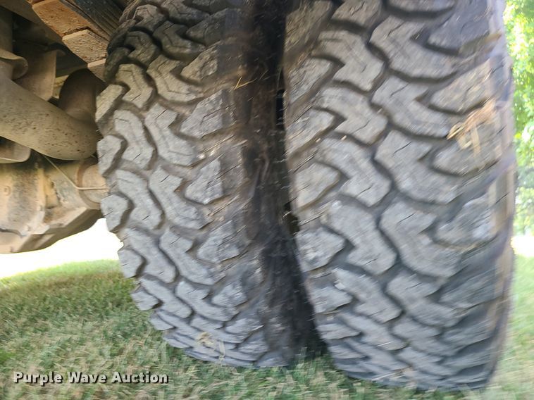 image for item MJ9303 2004 Ford F350 Super Duty  utility bed pickup truck