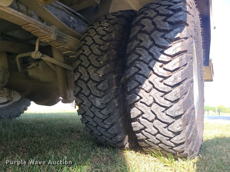 image for item MJ9303 2004 Ford F350 Super Duty  utility bed pickup truck