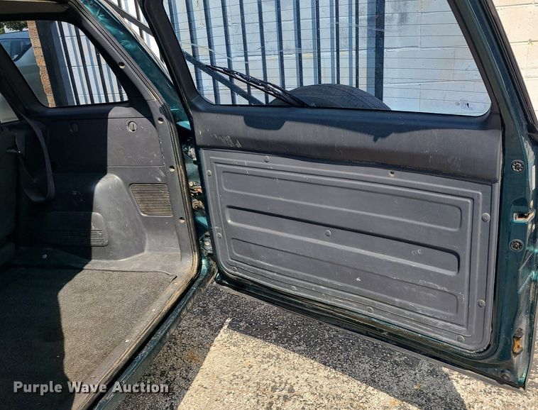 image for item MJ9312 1999 Toyota RAV4  SUV