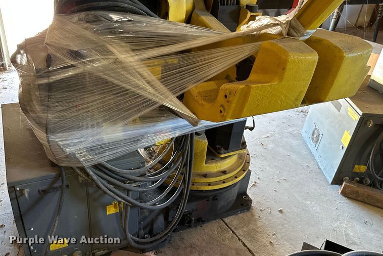 image for item ML9176 (2) Fanuc S-420iF six-axis robots