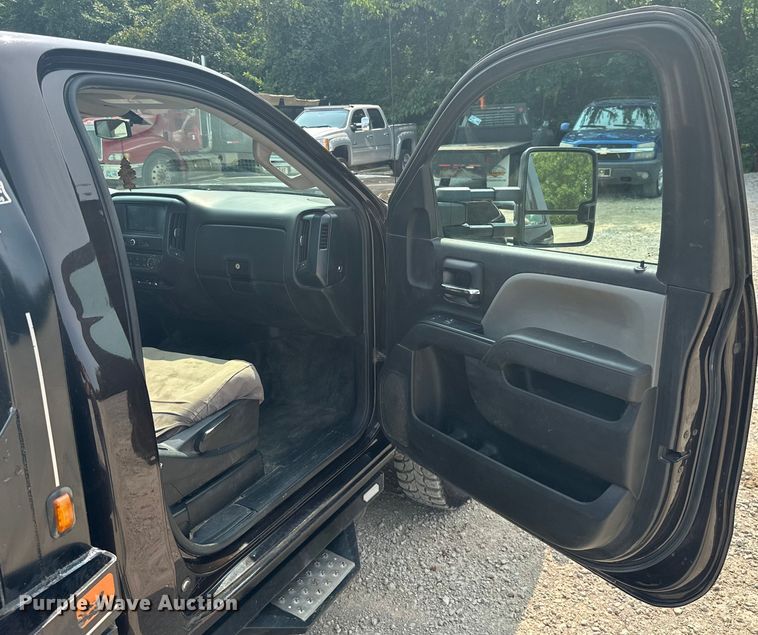 image for item ML9213 2018 Chevrolet Silverado 3500HD  bale bed pickup truck