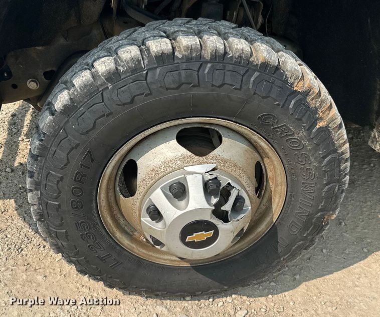 image for item ML9213 2018 Chevrolet Silverado 3500HD  bale bed pickup truck