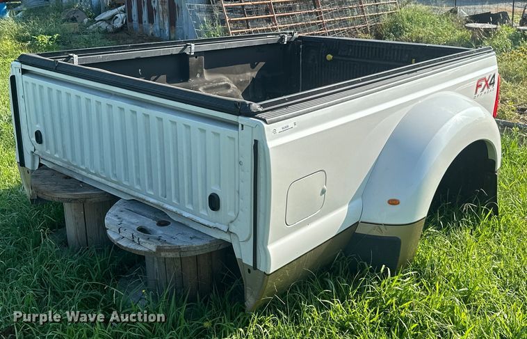 image for item ML9220 2012 Ford F350 pickup truck bed