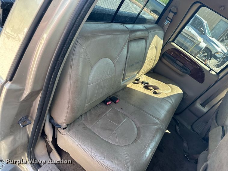 image for item ML9221 2000 Ford F350 Super Duty  pickup truck