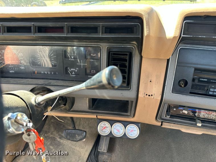 image for item ML9265 1984 Ford F250  utility bed pickup truck