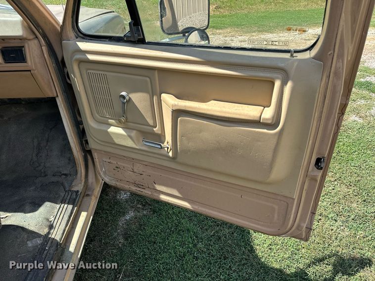 image for item ML9265 1984 Ford F250  utility bed pickup truck