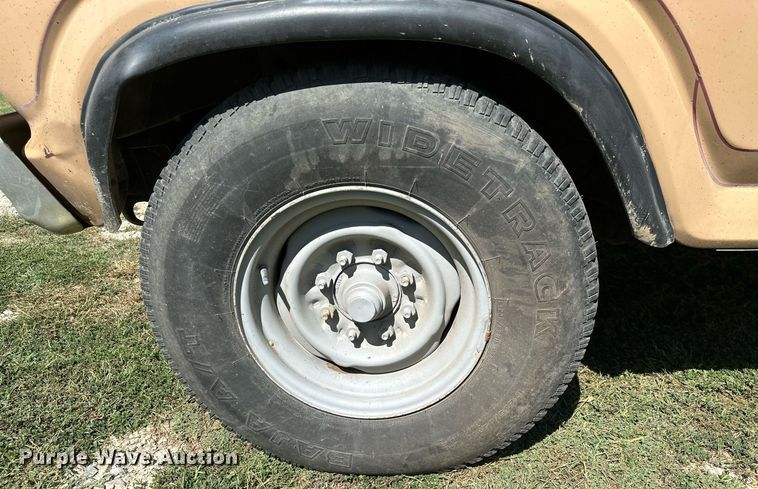 image for item ML9265 1984 Ford F250  utility bed pickup truck