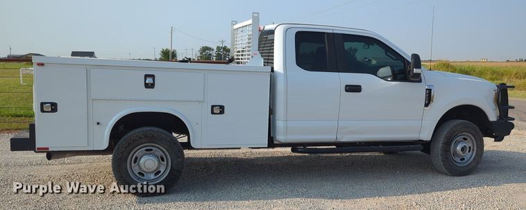 image for item MX9363 2019 Ford F250 Super Duty  SuperCab utility bed pickup truck