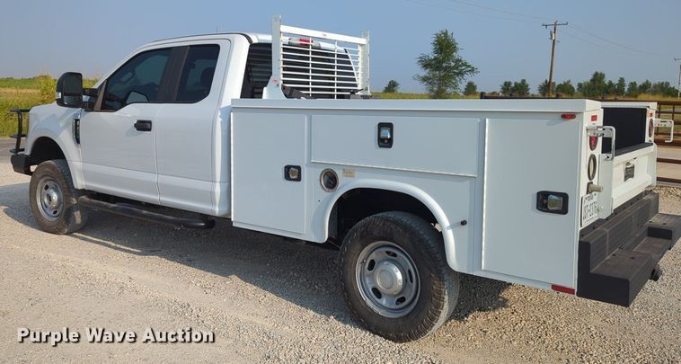 image for item MX9363 2019 Ford F250 Super Duty  SuperCab utility bed pickup truck