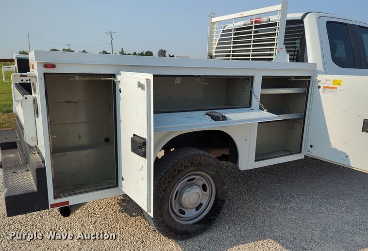 image for item MX9363 2019 Ford F250 Super Duty  SuperCab utility bed pickup truck