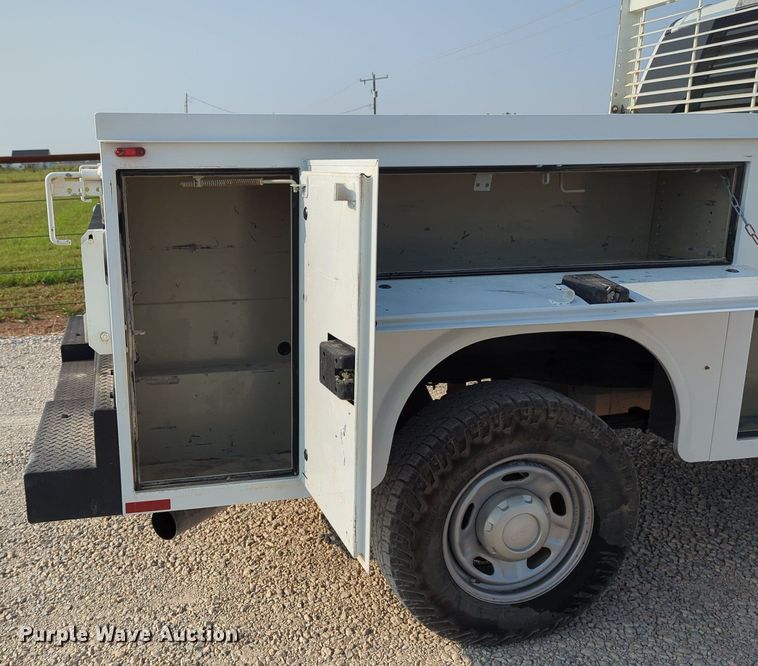 image for item MX9363 2019 Ford F250 Super Duty  SuperCab utility bed pickup truck