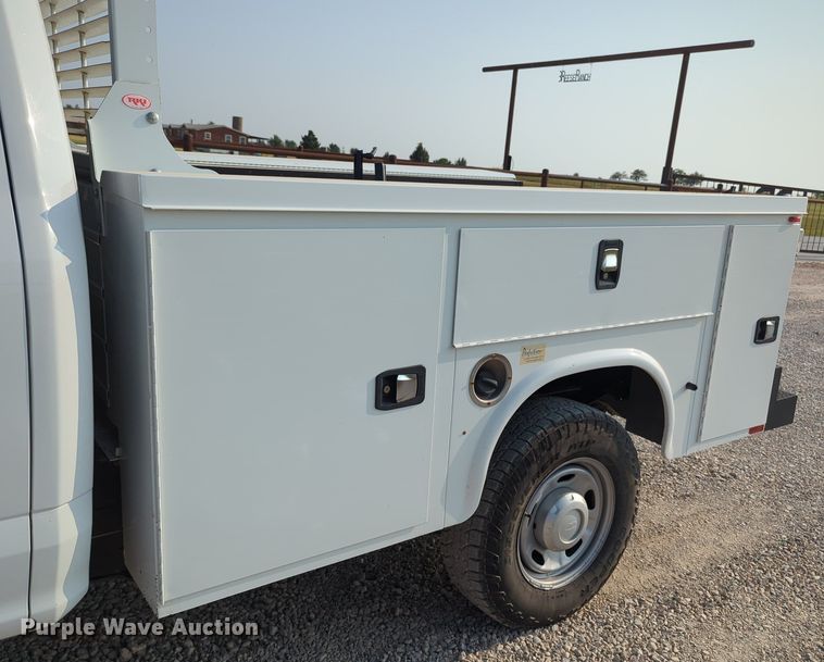 image for item MX9363 2019 Ford F250 Super Duty  SuperCab utility bed pickup truck