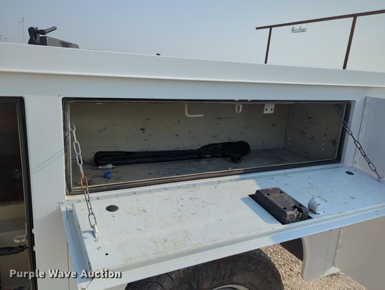 image for item MX9363 2019 Ford F250 Super Duty  SuperCab utility bed pickup truck