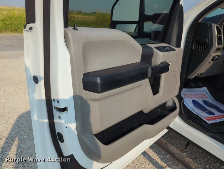 image for item MX9363 2019 Ford F250 Super Duty  SuperCab utility bed pickup truck