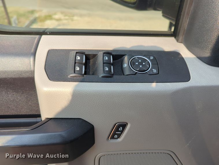 image for item MX9363 2019 Ford F250 Super Duty  SuperCab utility bed pickup truck