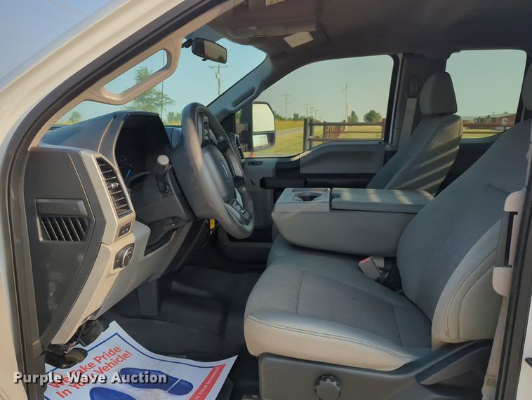 image for item MX9363 2019 Ford F250 Super Duty  SuperCab utility bed pickup truck