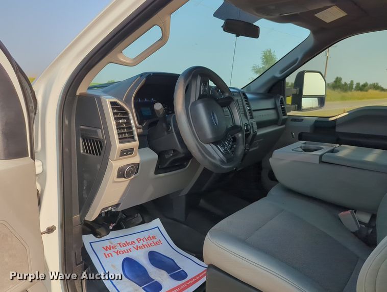 image for item MX9363 2019 Ford F250 Super Duty  SuperCab utility bed pickup truck