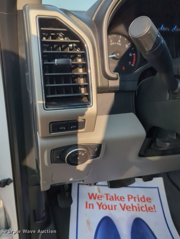 image for item MX9363 2019 Ford F250 Super Duty  SuperCab utility bed pickup truck