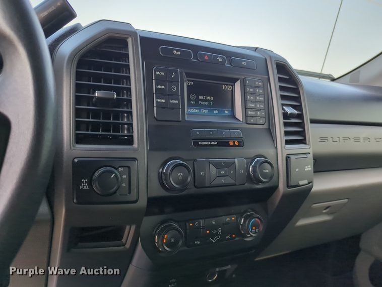 image for item MX9363 2019 Ford F250 Super Duty  SuperCab utility bed pickup truck