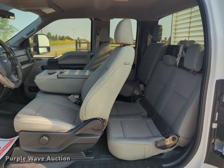 image for item MX9363 2019 Ford F250 Super Duty  SuperCab utility bed pickup truck